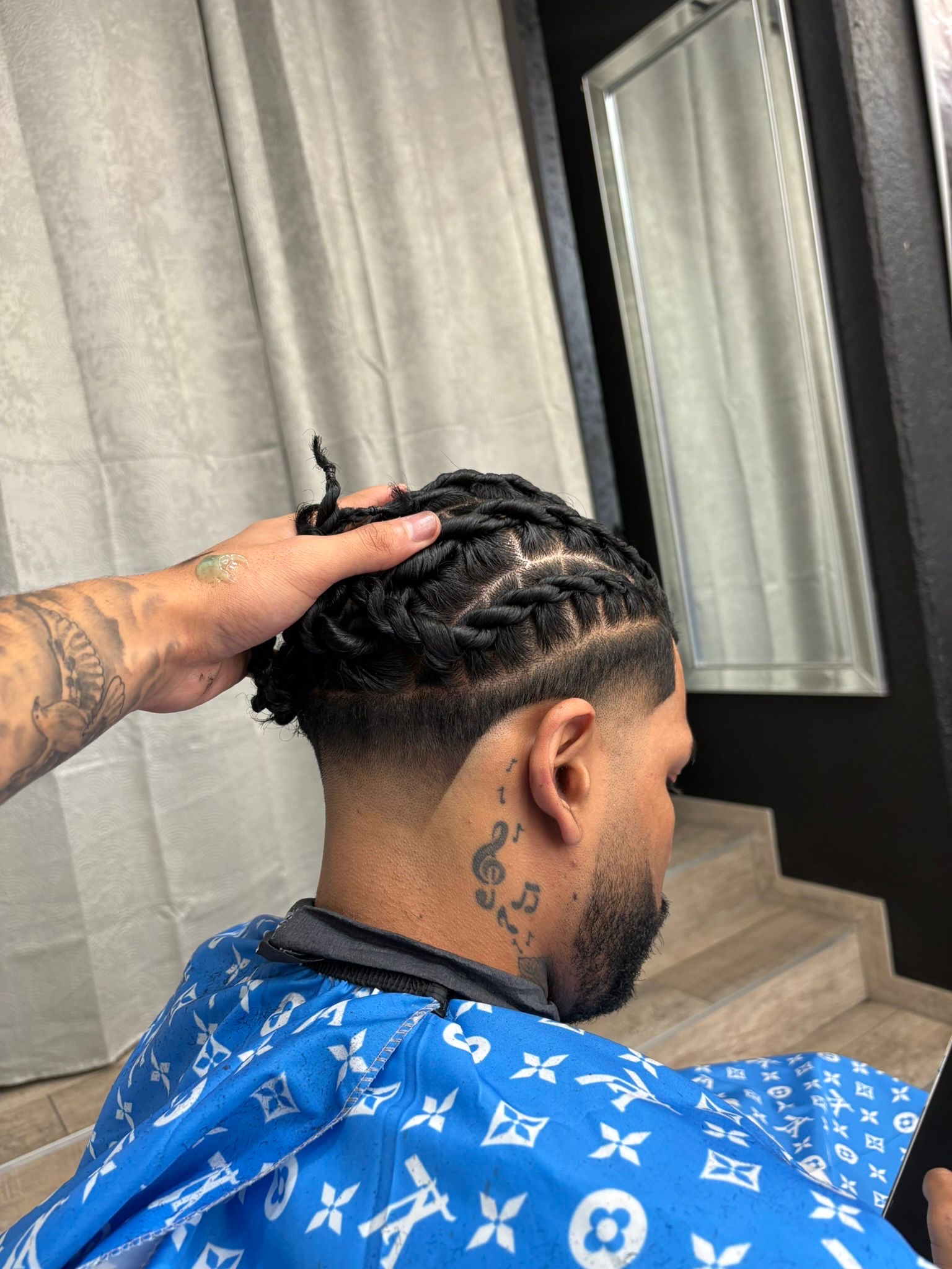 Tresses artistiques avec lignes de rasage précises