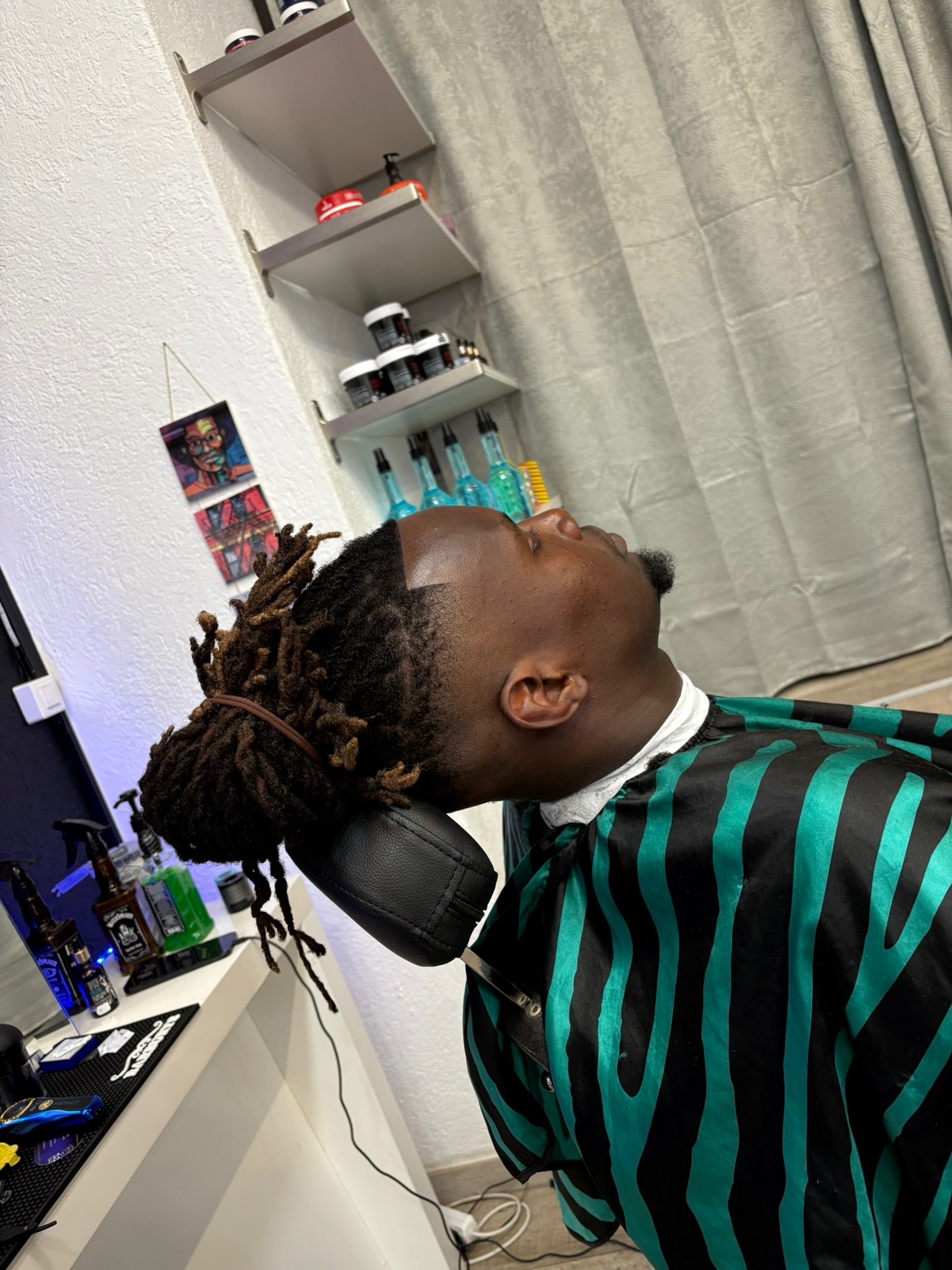 Dreadlocks attachées en chignon avec côtés rasés