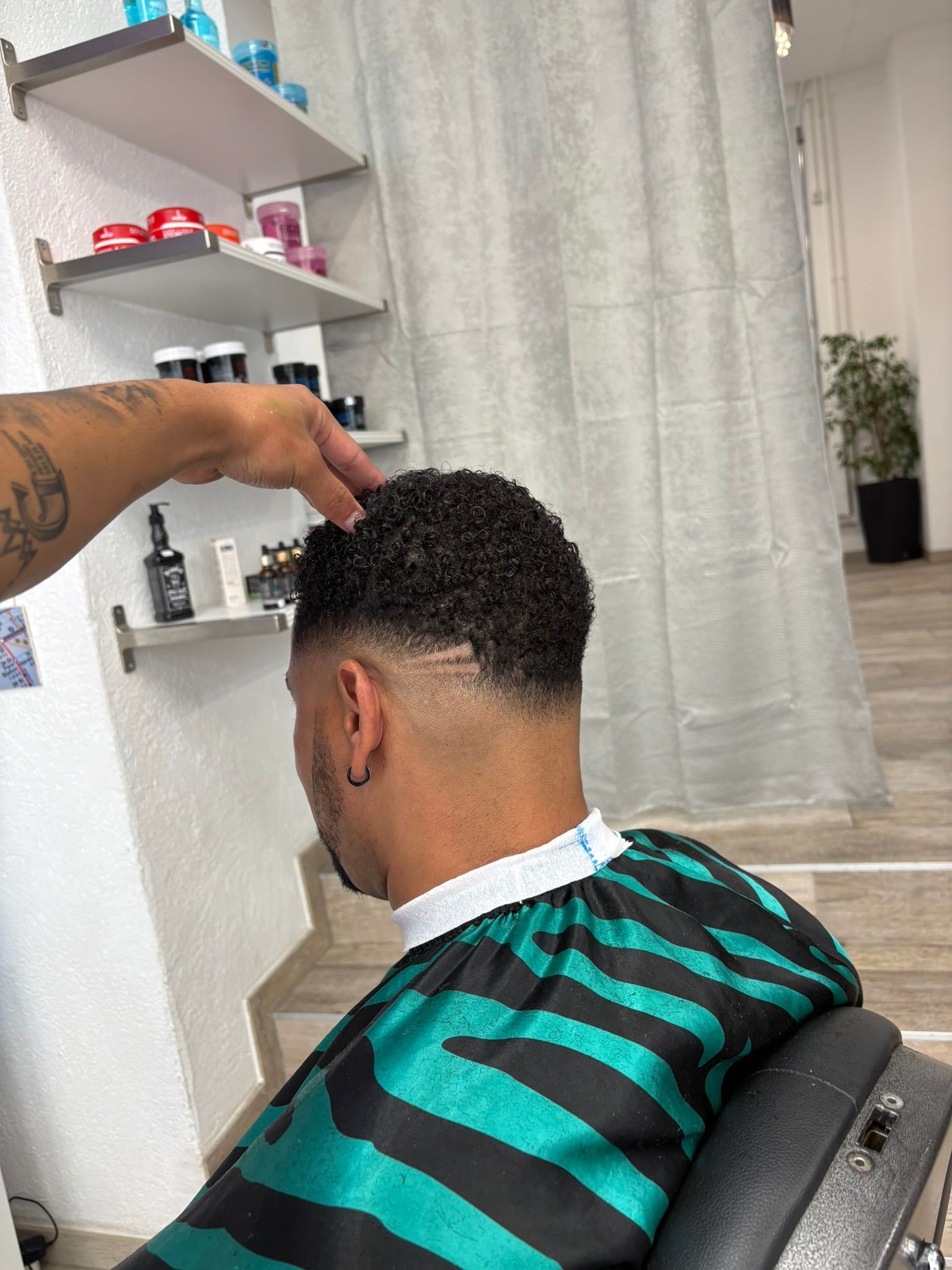 Fade afro avec lignes nettes et cheveux bouclés