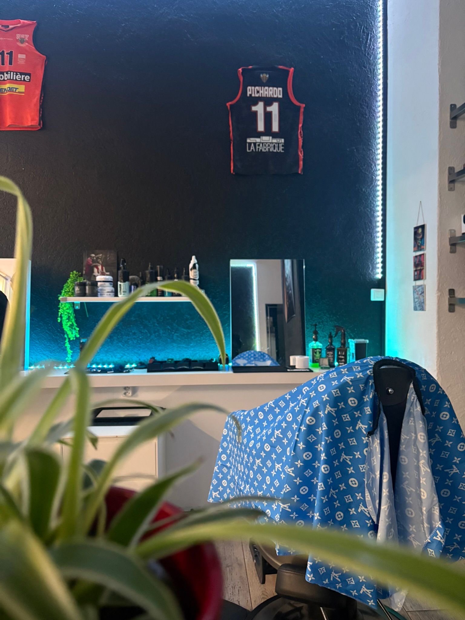 Fade afro avec cape verte